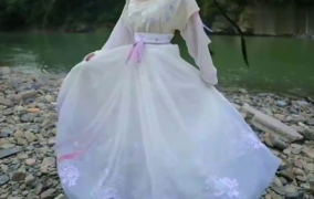 汉服小姐姐和婚纱小姐姐,汉服与婚纱的美丽邂逅